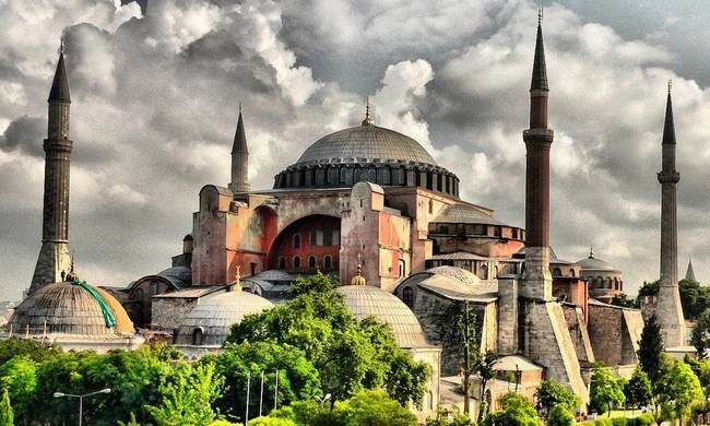 Η ιστορία της γυναίκας που συγκλόνισε τα τουρκικά ΜΜΕ! 50 χρόνια μετά επιστρέφει στην Αγία Σοφιά τις κλεμμένες εικόνες…